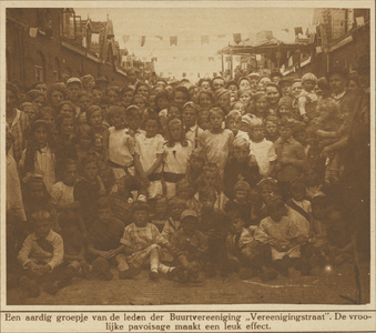 870734 Groepsportret van de deelnemers aan het buurtfeest van de buurtvereniging Verenigingstraat te Utrecht, ...